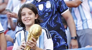 Navijač Argentine s modelom trofeja