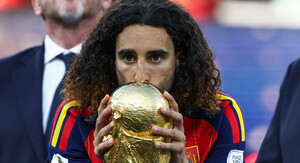 Marc Cucurella s trofejem