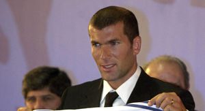 Zinedine Zidane s Realovim dresom