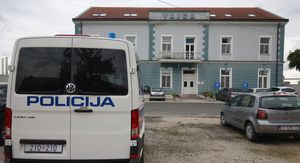Policija ispred zgrade tvrtke Mesna industrija Vajda