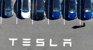 Teslina vozila parkirana ispred tvornice u Fremontu, ilustracija