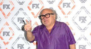 Glumac i komičar Danny DeVito na crvenom tepihu
