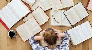 Žena ispred otvorenih knjiga