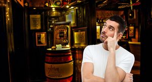 Britanski Pub i muškarac koji razmišlja
