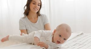 Kada se beba počinje okretati s trbuha na leđa?