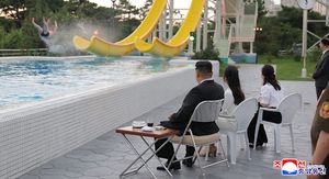 Kim Jong-un na bazenu