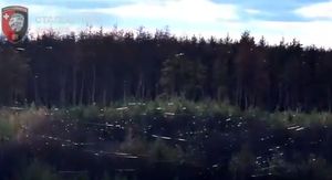Mreže optičkih kablova iznad šume u Ukrajini