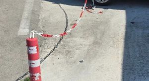 Stupić i lanac na parkingu u Dalmaciji