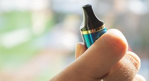 Sve više mladih završava u bolnici zbog e-cigareta! Evo na što trebate paziti