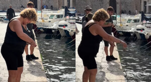 Gospođa koja peca u Dubrovniku