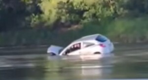 Auto u rijeci Dravi