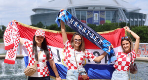 Hrvatske navijačice ispred stadiona