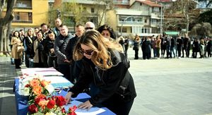 Građani odaju počast poginulima u požaru u Kočanima