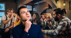 Ekipa koja se druži u Pubu i muškarac koji razmišlja