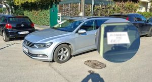 Nepropisno parkirano vozilo i natpis na staklu