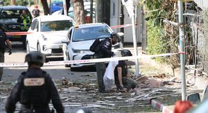 Izraelske sigurnosne snage i hitne službe okupljaju se na mjestu iranskog napada u Givatayimu, u središtu Izraela