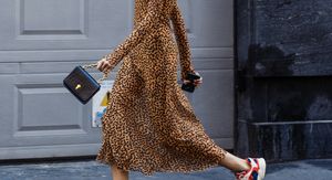 Haljina i tenisice sjajan su spoj