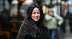 Ljepotica sa špice u crnoj kombinaciji