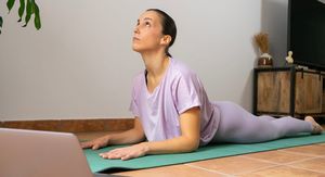 6 joga poza koje mogu pomoći zdravlju jetre i smanjiti nadutost