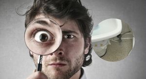 Muškarac koji gleda kroz povećalo i izazov traženja