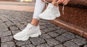 Žena u bijelim tenisicama