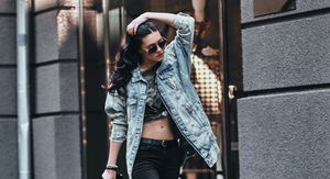 Žena u traper jakni