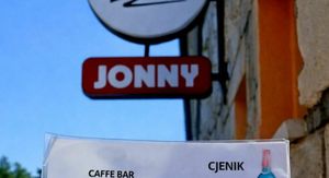 Znak iznad ulaza u kafić i nekoliko različitih imena