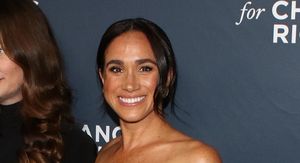 Meghan Markle u minimalističkoj crnoj haljini i crnim sandalama - 4