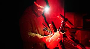 Ukrajinski vojnik priprema presretački dron