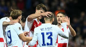 Luka Vušković (u sredini)