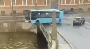 Autobus pada u rijeku Mojku