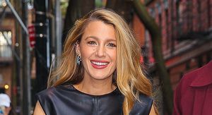 Blake Lively preko kožnatih hlača nosi minicu - 1