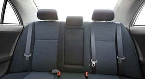 Sigurnosni pojasevi na stražnjoj klupi automobila