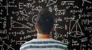 Muškarac kako razmišlja ispred ploče s matematičkim formulama