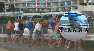 Mlažnjak pri polijetanju i turisti koji se drže za ogradu