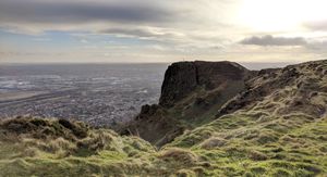 Fotografija Belfasta s planine Cavehill i neobičnom scenim