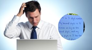 Muškarac koji se češka po glavi ispred računala i matematička mozgalica