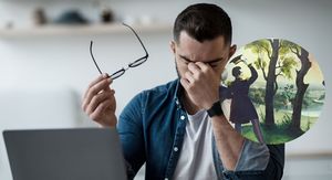Optička varka muškarca kako stoji u šumi