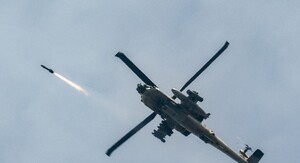 AH-64 Apache ispaljuje raketu Hellfire
