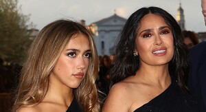 Salma Hayek na gala večeri sa suprugom i kćerima - 4