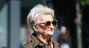 Dama iz Zagreba u košulji-haljini