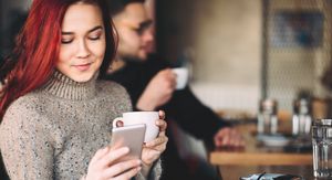 Homo Mobilis: Zašto ljudi više ne utišavaju telefone u kafićima