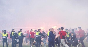 Huligani Slavije utrčali na teren
