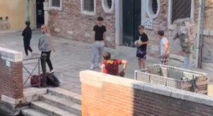 Igranje nogometa u Veneciji pored kanala