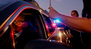 Prometna policija kako zaustavlja automobile