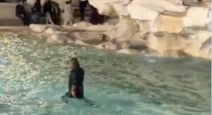 Čovjek u Fontani di Trevi