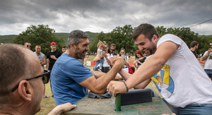 Obaranje ruke na bikijadi u Radošiću
