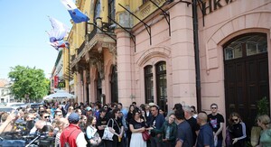 Osijek: Prosvjed djelatnika Hrvatskog Narodnog kazališta zbog ukidanja određenih radnih mjesta
