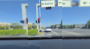 Rimčev robotaksi zaštekao na semaforu
