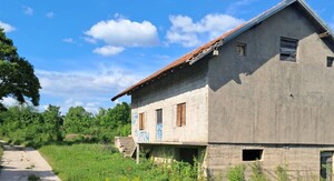 Uvredljivi grafiti ispisani na kući u Gračacu